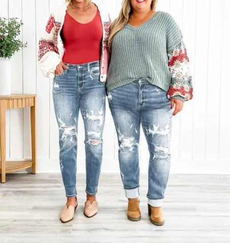 Zerrissene boyfriend jeans mit bündchen